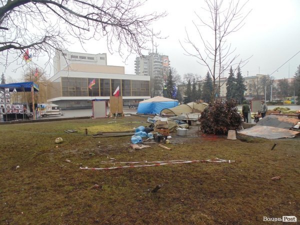 У Луцьку розбирають наметове містечко. ФОТО