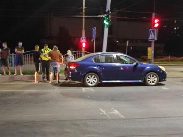 У Луцьку бабуся, яка переходила дорогу на «червоний»,  спричинила ДТП.ФОТО 