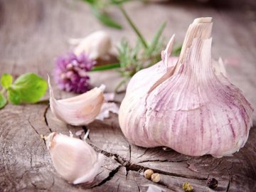 Керівник поштового відділення з Волині через безгрошів'я заснував «часникову» справу