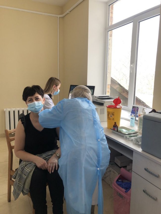 Вакцинувалися головна санітарна лікарка Волині та персонал лабораторного центру 