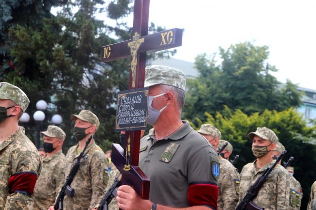 У Володимирі в останню путь провели Героя АТО, який помер від раку. ФОТО