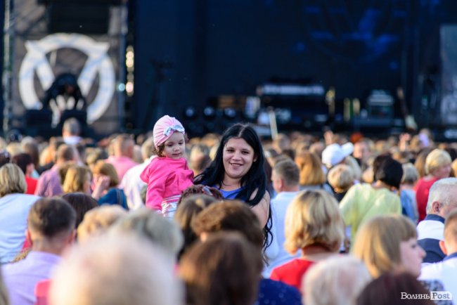 До Винника – навіть на милицях. ФОТОРЕПОРТАЖ із грандіозного концерту у Луцьку