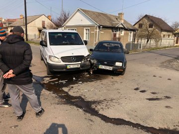 На Волині зіткнулися бус і легковик. ФОТО