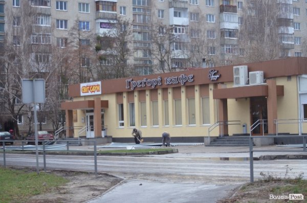 Зірваний з луцького кафе дах вже ставлять на місце. ФОТО 