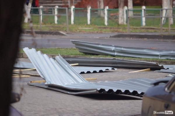 Зірваний з луцького кафе дах вже ставлять на місце. ФОТО 