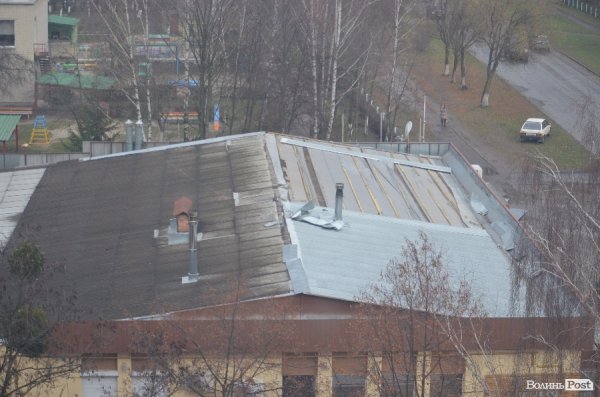 Зірваний з луцького кафе дах вже ставлять на місце. ФОТО 