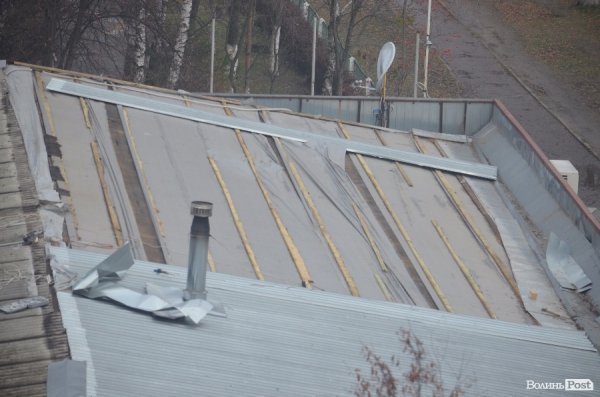 Зірваний з луцького кафе дах вже ставлять на місце. ФОТО 