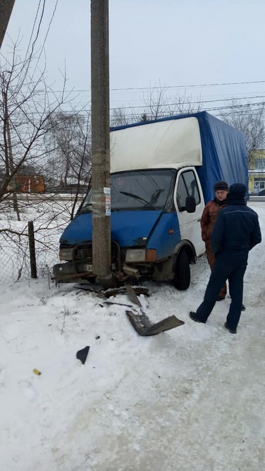 У селі під Луцьком вантажівка в'їхала в електроопору