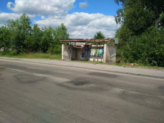 Лучанина обурила зупинка-розвалюха