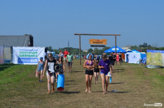 Спека в наметах і аншлаг у зоні купання: як фестивалить «Бандерштат». ФОТО