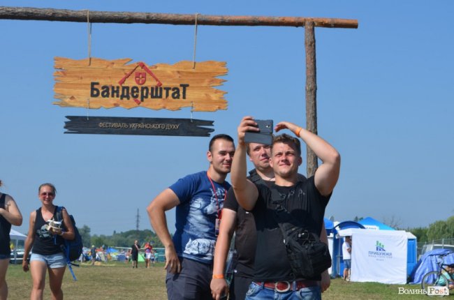 Спека в наметах і аншлаг у зоні купання: як фестивалить «Бандерштат». ФОТО