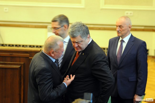 Петро Порошенко про щось говорить з депутатом облради Валерієм Дібровою