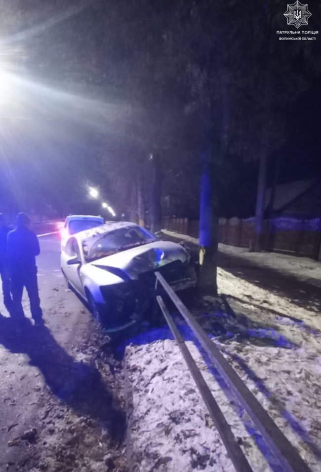 У Луцьку вночі водій автівки в'їхав у дерево