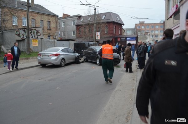 Аварія у центрі Луцька: не розминулися «Мercedes» і «Mitsubishi». ФОТО