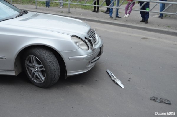 Аварія у центрі Луцька: не розминулися «Мercedes» і «Mitsubishi». ФОТО