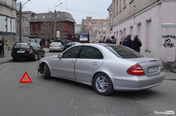 Аварія у центрі Луцька: не розминулися «Мercedes» і «Mitsubishi». ФОТО