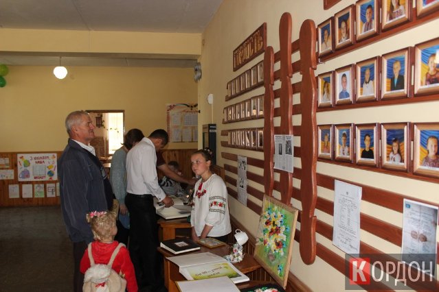 З танцями, хором і священником: школа на Волині весело «відгуляла» 90-річний ювілей. ФОТО