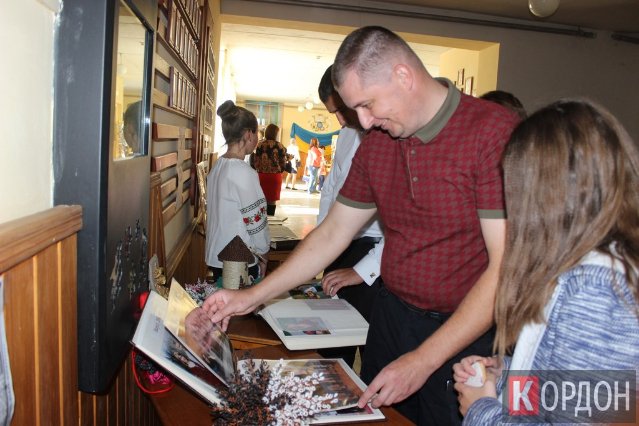 З танцями, хором і священником: школа на Волині весело «відгуляла» 90-річний ювілей. ФОТО