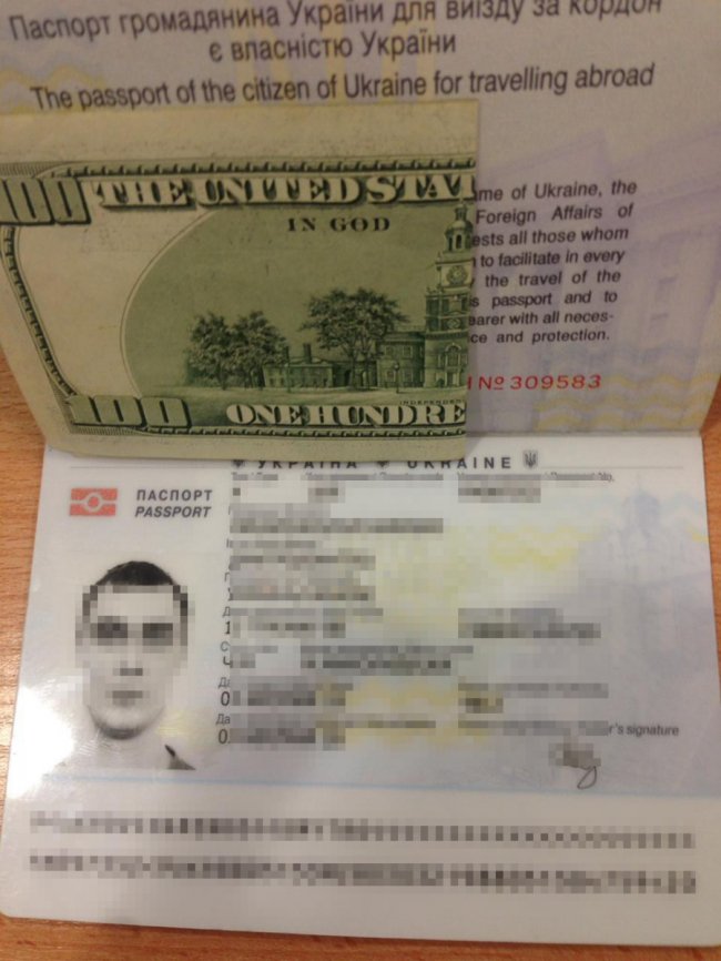 На «Угринові» чоловік тицяв прикордонникам хабар. ФОТО