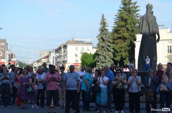 У центрі Луцька – святковий виступ оркестру. ФОТО