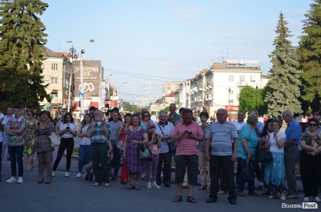 У центрі Луцька – святковий виступ оркестру. ФОТО