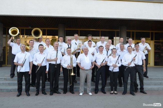 У центрі Луцька – святковий виступ оркестру. ФОТО