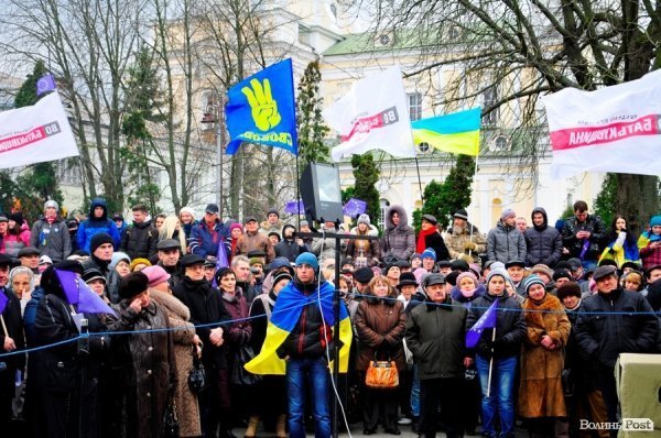 Віче на луцькому Майдані. ФОТО