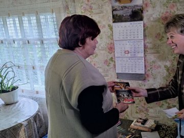 На Волині бібліотекарі розносять книги по домівках читачів