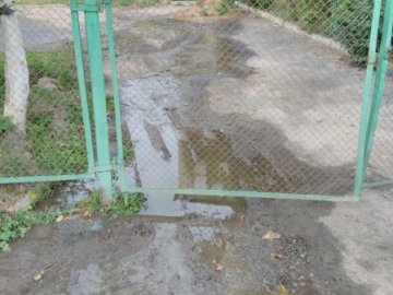 У Луцьку нечистоти заливають вулицю. ФОТО