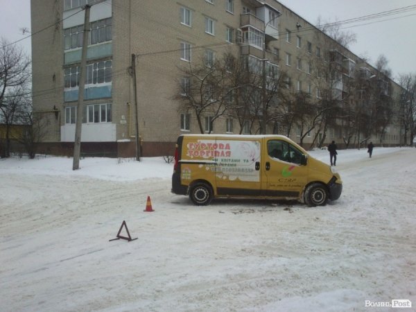 Аварія у Луцьку: мікроавтобус «влетів» у легковик. ФОТО