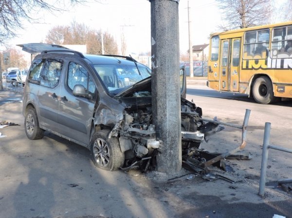 ДТП на Львівській: водій бореться за життя. ФОТО 