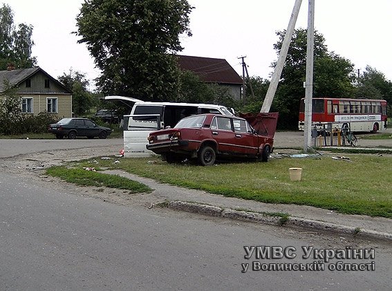 Під Луцьком в аварії на дорозі постраждало 5 людей. ФОТО