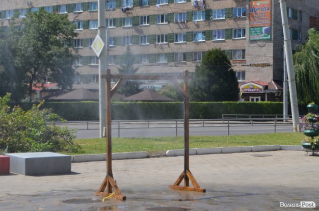 Як лучани освіжаються під вуличним душем. ФОТО