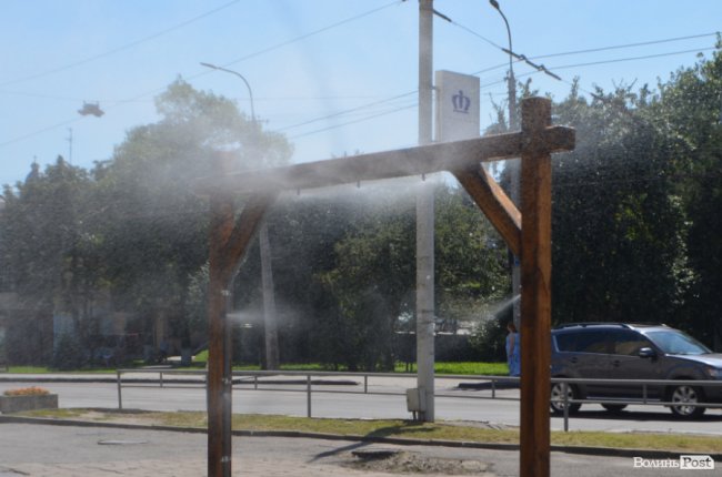 Як лучани освіжаються під вуличним душем. ФОТО