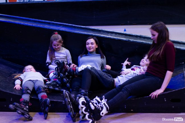 У Луцьку особливі діти з посадовцями вчилися кататися на роликах. ФОТО