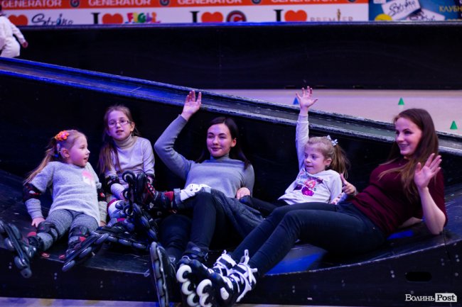 У Луцьку особливі діти з посадовцями вчилися кататися на роликах. ФОТО