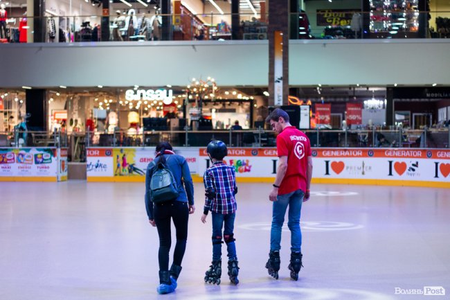 У Луцьку особливі діти з посадовцями вчилися кататися на роликах. ФОТО