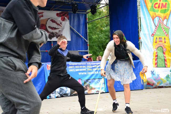 Цегла, скло та цвяхи: лучан вразив виступ учнів школи козацьких бойових мистецтв