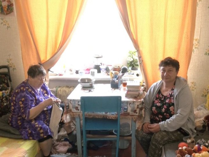 «Тримаєшся за свою черешню, яблуню»: 80-річна мама і донька з Донеччини евакуювались від обстрілів на Волинь