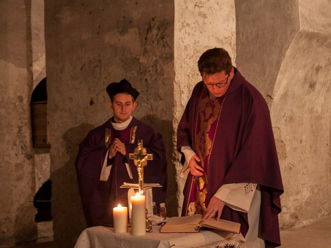 Вперше за 75 років у підземеллях луцького костелу провели богослужіння. ФОТО