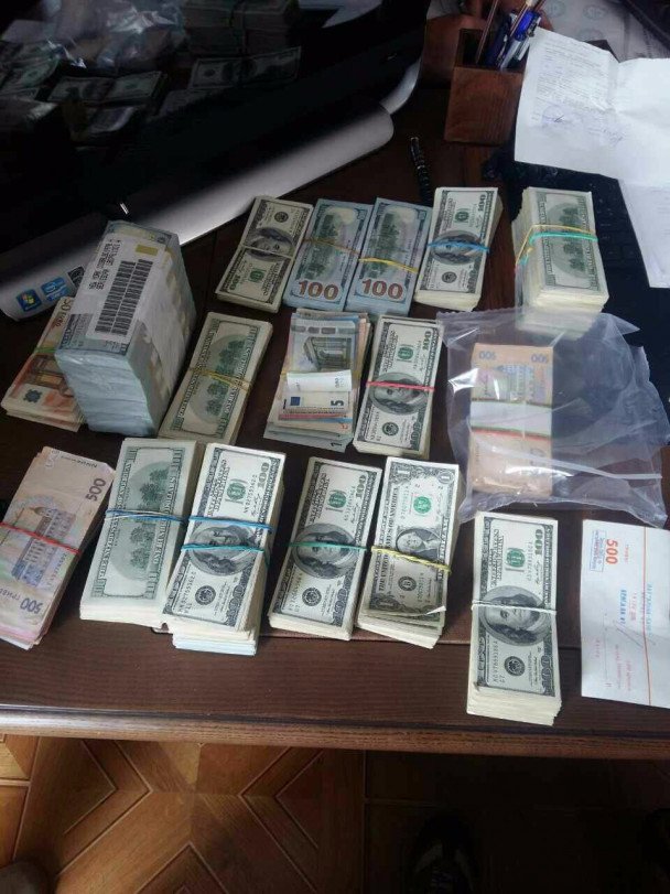 В екс-податківця вилучили понад мільйон валюти та кілограми золота