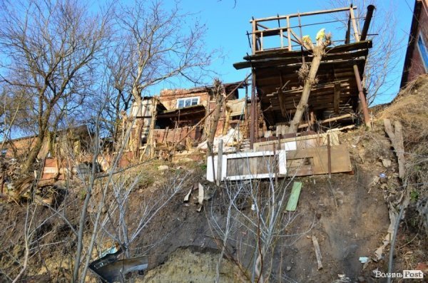 Луцькі будинки сповзають в Стир. ФОТО