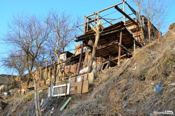Луцькі будинки сповзають в Стир. ФОТО