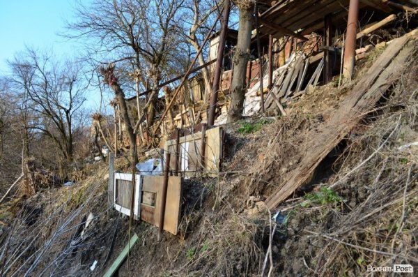 Луцькі будинки сповзають в Стир. ФОТО