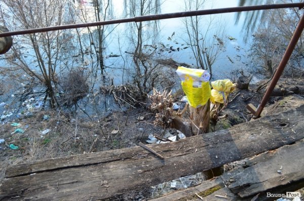 Луцькі будинки сповзають в Стир. ФОТО