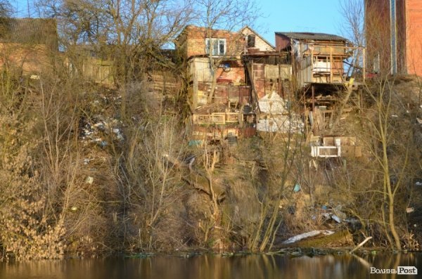 Луцькі будинки сповзають в Стир. ФОТО