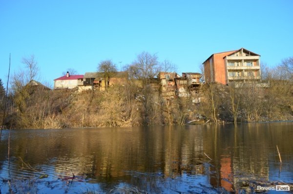 Луцькі будинки сповзають в Стир. ФОТО