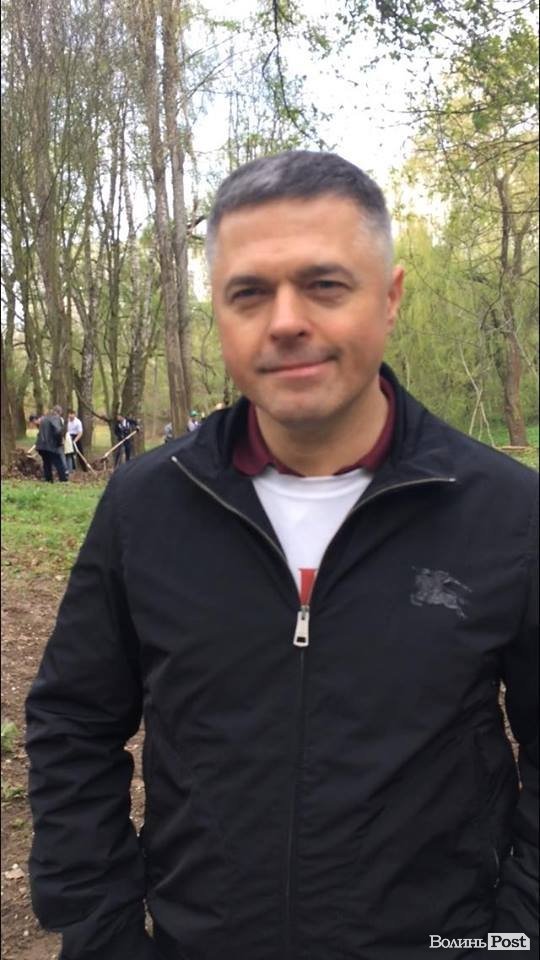 Близько тисячі людей вийшло прибирати парк 900-річчя Луцька. ФОТО. ВІДЕО