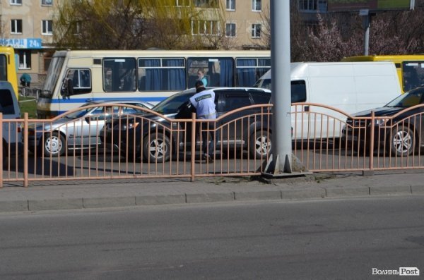 У Луцьку громадські активісти провели «дорожній» флешмоб. ФОТО