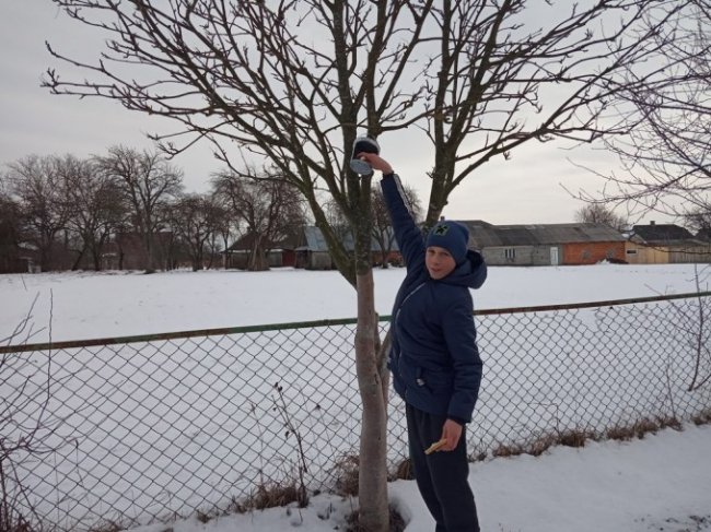 У дворі волинської школи з'явився «ресторанчик» для птахів. ФОТО